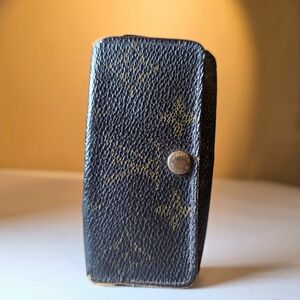 FREE LOUIS VUITTON KEY HOLDER